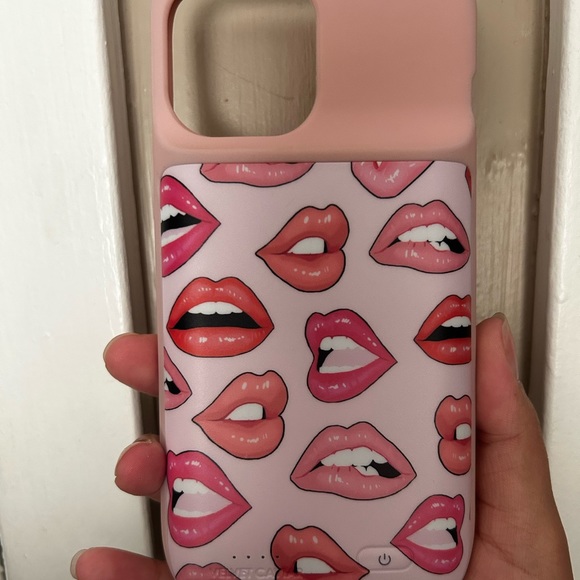 This is a sturdy charging case from velvet caviar only been used 3x for concerts - Picture 2 of 2